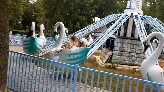 Наконец-то открыли ПАРК РАЗВЛЕЧЕНИЙ! Мы катаемся на карусели! смотреть онлайн