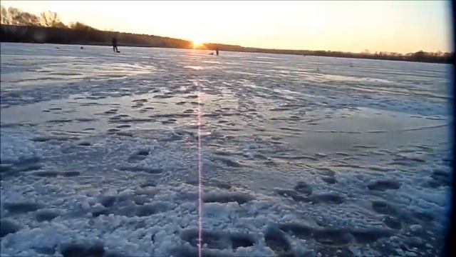 Зимняя щука со льда- Рыбалка на голодявском пруду-Щука на жерлицы смотреть онлайн