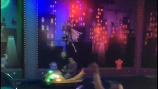 прогулка в г.Пятигорск Арианна и Амелия катаются на веселых аттракционах .Видео для детей.0+ смотреть онлайн