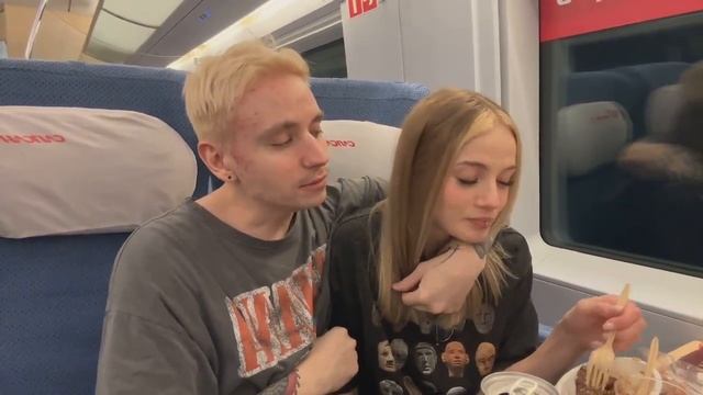 СОНЯ И АНДРЕЙ БУХАЮТ В ПОЕЗДЕ - RudySayuki, Follentass