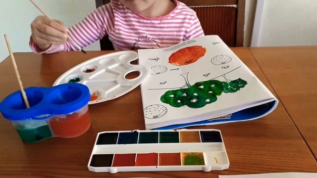 Элина смешивает краски на палитре.Как получить новый цвет из зелёного,красного,синего,жёлтого? смотреть онлайн