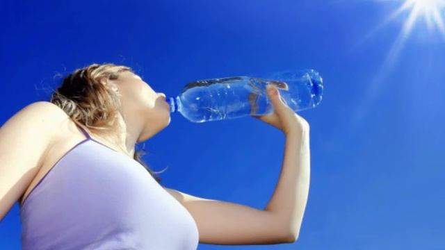 Холодные напитки не спасают от жары! популярный миф развеяли ученые смотреть онлайн