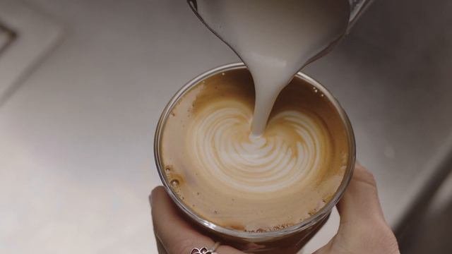 The Oracle® Touch | Intermediate guide to latte art: How to pour the Heart | Breville USA смотреть онлайн