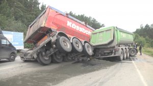 У самосвала оторвался кузов и напоролся на собрата