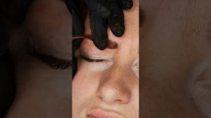 Перекрытие серых бровей.