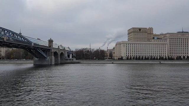 Москва. Андреевский пешеходный мост. Фрунзенская набережная. Ноябрь 2022 года. смотреть онлайн