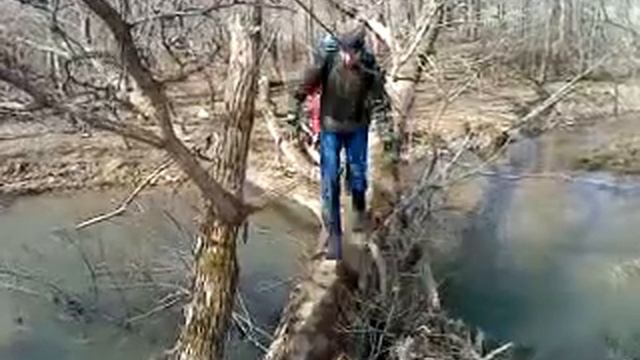 Дети переправляются через реку Артёмовку смотреть онлайн