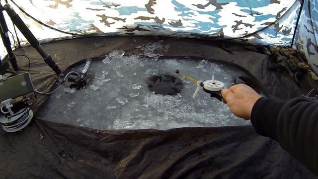 ТАКОЕ РЕДКО УВИДИШЬ! Опустил КАМЕРУ РОТАН берёт СХОДУ на ЭТО!! ПЕРВЫЙ ЛЕД 2022-23! Зимняя рыбалка смотреть онлайн