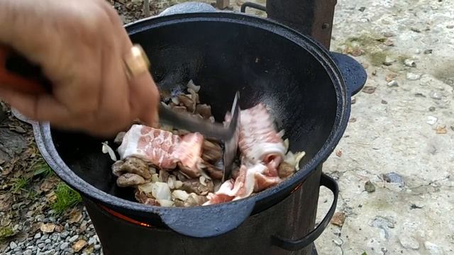 ,,ЗАВТРАК ХОЛОСТЯКА,, В КАЗАНЕ НА КОСТРЕ смотреть онлайн