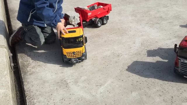 BRUDER TRUCKS for Children: Mercedes Arocs & Mack Granite in heavy Duty Action смотреть онлайн