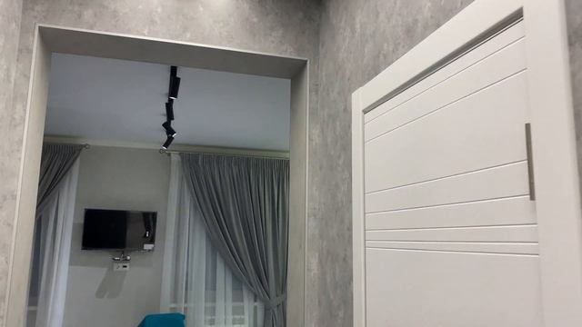 Потолок со световыми линиями, контурной подсветкой, с нишей люмфер. Парящий тканевый потолок. смотреть онлайн