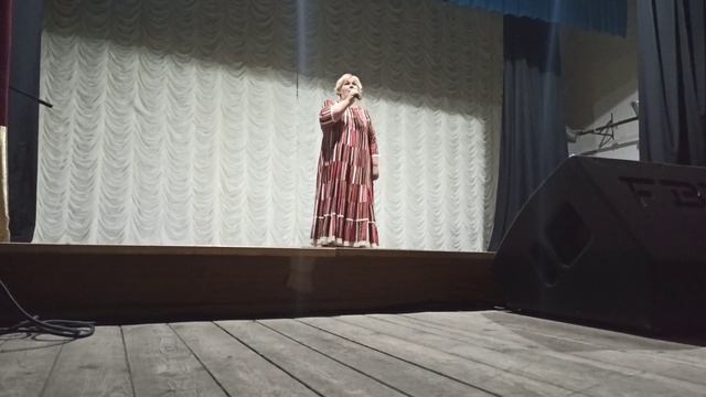 Руководитель образцовой вокальной студии "Лира" поет "Майский вальс" смотреть онлайн