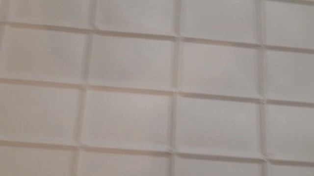 Клеим ПВХ панели в ванной. Как клеить панели пвх. Ремонт в туалете за 5000 руб / Часть 1 смотреть онлайн