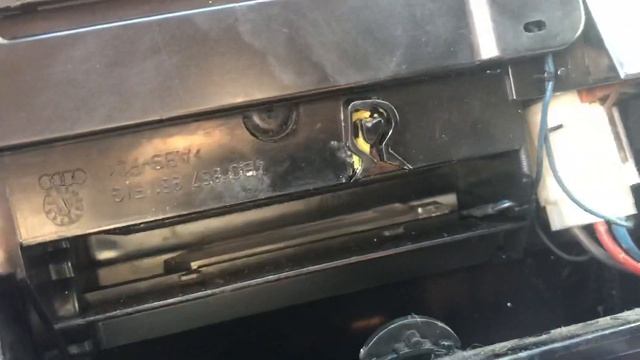 Передняя пепельница: почему не закрывается и как достать на Audi A6 C5 смотреть онлайн