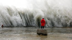 Сочи накрыло волнами  ШТОРМ в СОЧИ сегодня