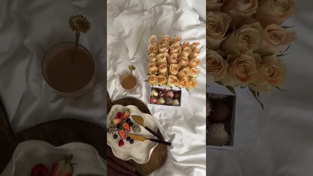 Букет-шкатулка с розами и клубникой в шоколаде в выдвижном ящичке смотреть онлайн