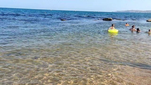 Золотой пляж курортного города Феодосия. Обожаю море в Феодосии. Прозрачная вода, песчаный пляж. смотреть онлайн