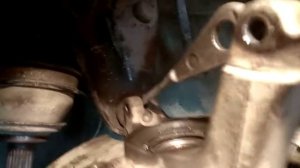 Снимаем поворотный кулак Рено Логан продолжение..