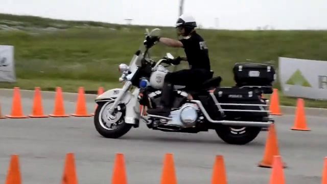 Полицейское обучение вождению на мотоцикле смотреть онлайн