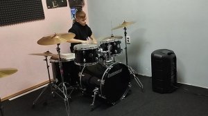 ребёнок 10 лет играет на барабанах.mp4