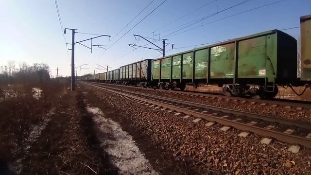 Февральский ползун. Квартет 2ЭС5К-044/049 "Ермак" с грузовым поездом набирает скорость смотреть онлайн
