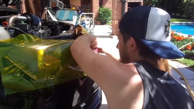 Colocando vinilo amarillo a los faros смотреть онлайн