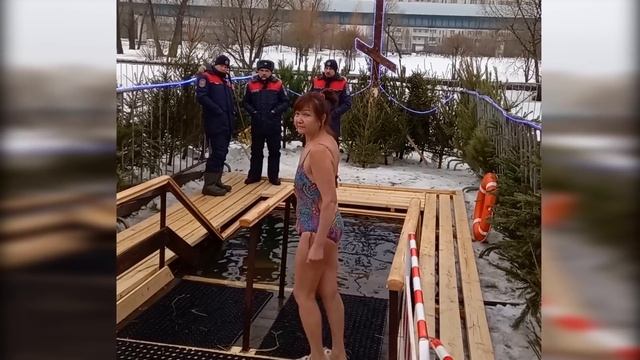 BEAUTIFUL GIRLS BATH IN ICE COLD WATER. Ice Hole Bathing. Winter Epiphany смотреть онлайн