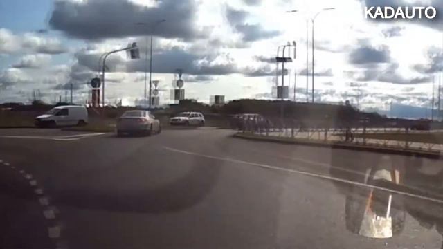 Занесло из-за разлившегося топлива. Калининград. 17.07.19 смотреть онлайн