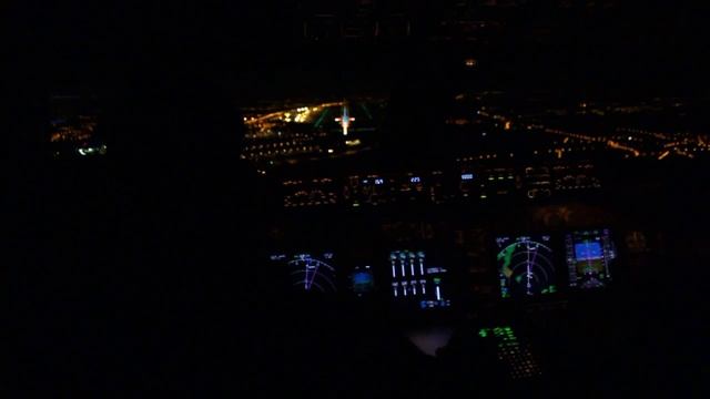 Cockpit - Boeing 747-400 Autoland at Liège-Bierset Airport EBLG, Belgium смотреть онлайн