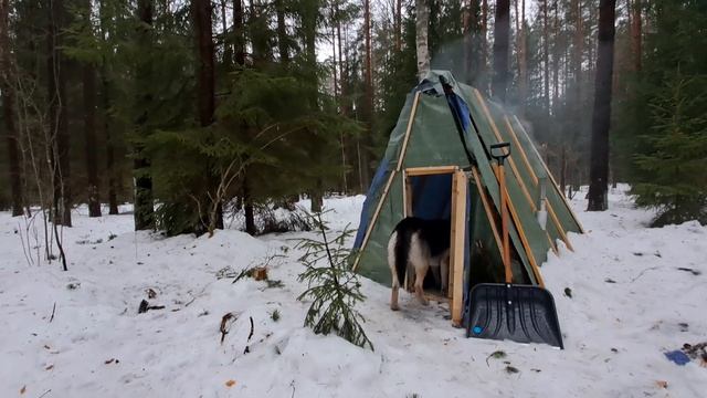 ПРОВЁЛ ДЕНЬ НА БАЛАГАНЕ В ЛЕСУ. УСТАНОВИЛ И ИСПЫТАЛ ПЕЧКУ. ДИКАЯ КУХНЯ! смотреть онлайн