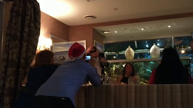 Новогодняя ночь в Salvador Dali. Мужик ждет под Руки вверх смотреть онлайн