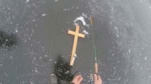 Зимняя рыбалка на щуку. Ловля на живца. Самоподсекатель в деле.