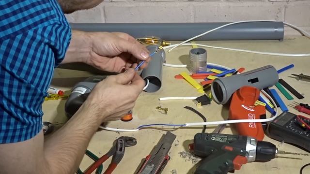 Настольный светильник из канализационных труб