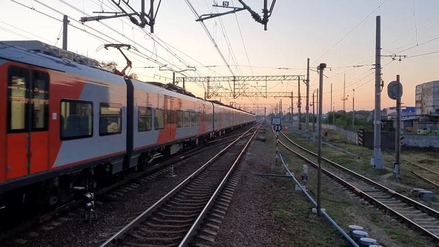 станция Редкино, прибытие Ласточки Тверь-Москва, новенькая ЭС2Г-143 смотреть онлайн