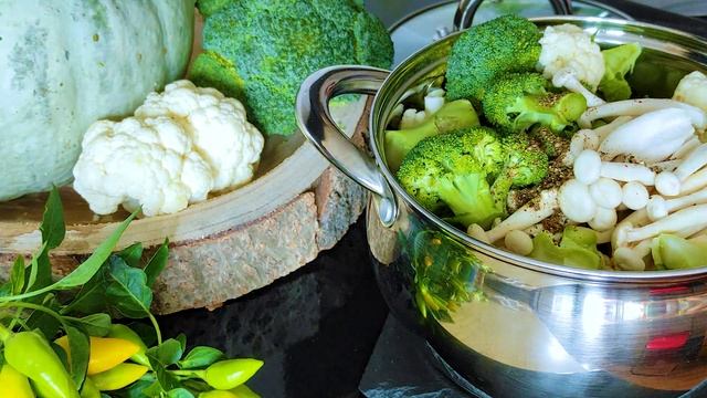 КРЕМ-СУП ИЗ БРОККОЛИ, ЦУККИНИ И ЦВЕТНОЙ КАПУСТЫ. Вкуснейший, нежный и пышный по структуре супчик. смотреть онлайн