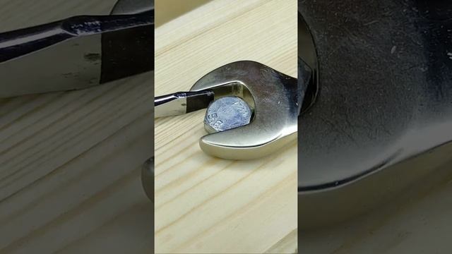 Хитрость старых мастеров! Как открутить болт, если нет подходящего ключа? #shorts смотреть онлайн