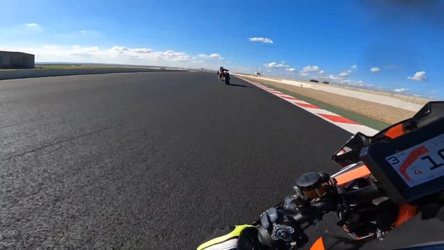 KTM 1290 Super Duke R chase Ducati Streetfighter V2 on Circuit d'Alcarràs by OM Racing Trackday смотреть онлайн