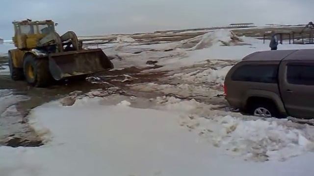 К-700 вытаскивает Volkswagen Amarok )))) смотреть онлайн