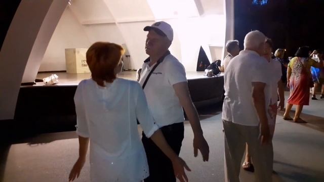 ОНА ЛЮБИЛА РОЗЫ! СЧАСТЛИВЫЕ МОМЕНТЫ ИЗ ПАРКА ГОРЬКОГО ХАРЬКОВ ТАНЦЫ смотреть онлайн