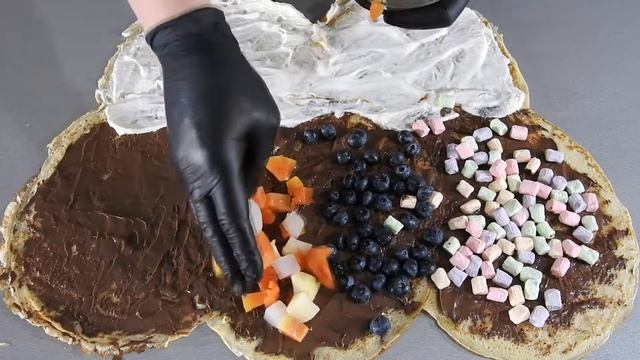 Мега блин! Большой, вкусный рулет из блинов, с кучей разных начинок! Дети будут в восторге! смотреть онлайн