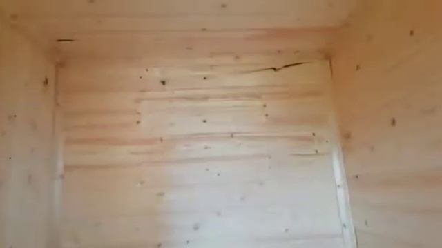 Бытовка дачная с крыльцом с двухскатной крышей и сборкой на участке смотреть онлайн