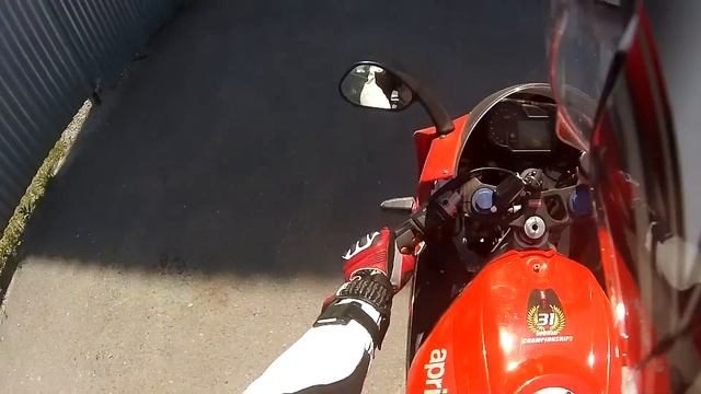 Aprilia RS 125: Падение мотоцикла. Типичная ошибка новичка... смотреть онлайн