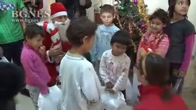 Болни деца получиха подаръци за празниците от добрите джуджета на БЧК смотреть онлайн