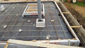 Ленточный фундамент и полы по грунту одним проходом.