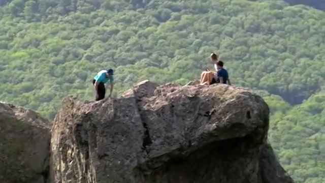 Жуть пробирает от вида этих кадров! Подростки на краю 200 метровой пропасти. смотреть онлайн