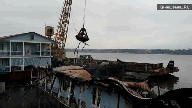Разбор сгоревшего дебаркадера гостиничного комплекса "Мирная пристань" смотреть онлайн
