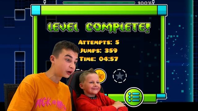 БОГДАН ВПЕРВЫЕ ИГРАЕТ В GEOMETRY DASH! смотреть онлайн