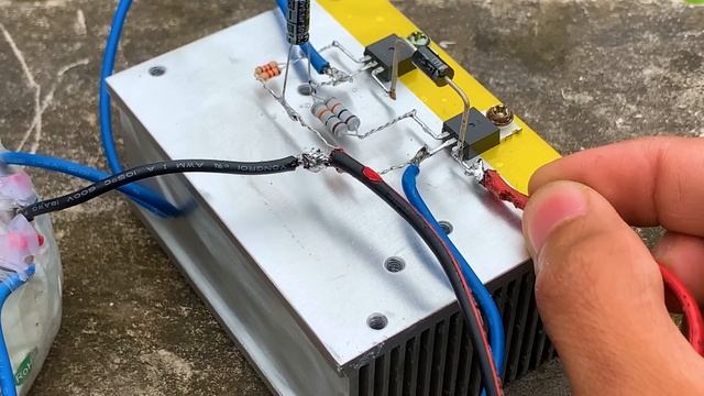 How to make simple inverter 12v to 220v TIP41 TIP42 transistor , No IC , Simple circuit смотреть онлайн