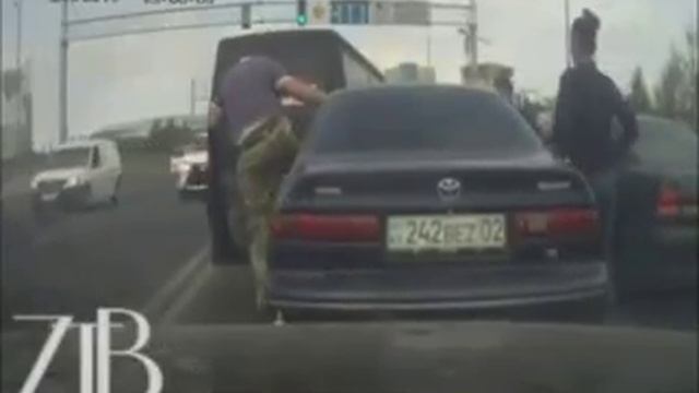водители подрались в Алматы смотреть онлайн