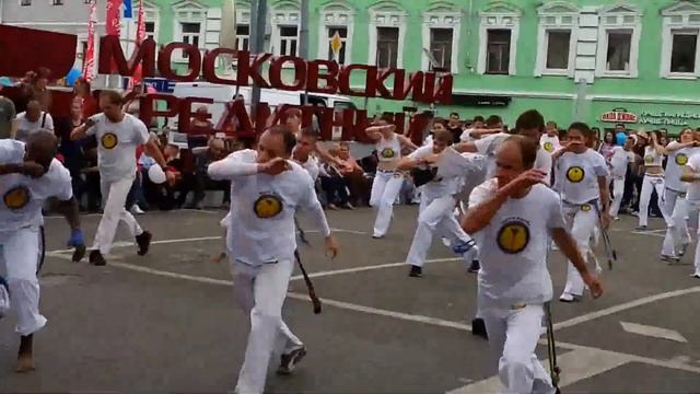 Grupo Axe Capoeira - Показательные выступления на Дне города Москвы. Неглинная ул., 07.09.2014 смотреть онлайн